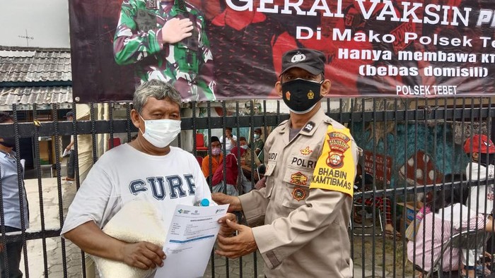 Polsek Tebet gelar vaksinasi gratis di Manggarai