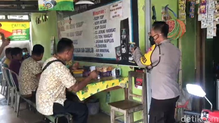 Mengubah perilaku masyarakat tak semudah membuka telapak tangan. Pun soal kepatuhan usai PPKM Darurat. Polisi Pacitan memiliki cara jitu mendekati warga agar mematuhi peraturan yang ada.