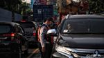 Ramainya kendaraan di Penyekatan Kawasan Bekasi