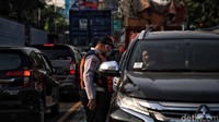 Kasat Lantas Polres Metro Bekasi AKBP Argo Wiyono menjelaskan pada 17 titik penyekatan atau pembatasan mobilitas dibagi menjadi tiga ring, mulai dari ring 3 yaitu batas luar artinya perbatasan antarkota dan provinsi.  