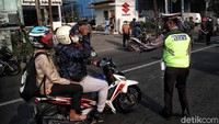 Mantan Kasat Patwal Ditlantas Polda Metro Jaya itu melanjutkan untuk ring 2 yaitu penyekatan akses menuju jalan tol arah Jakarta maupun Cikampek.  