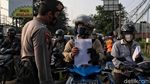 Ramainya kendaraan di Penyekatan Kawasan Bekasi