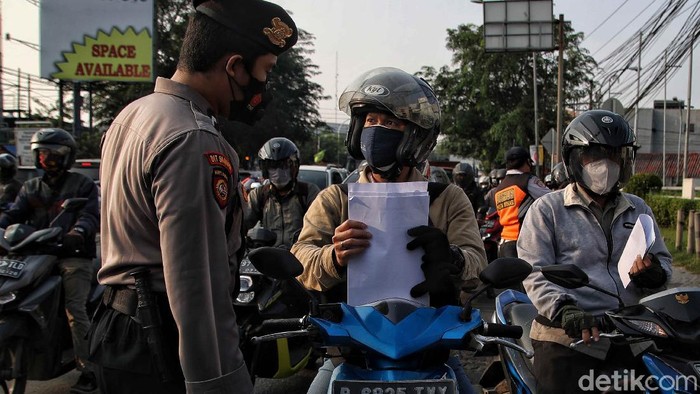 Ramainya kendaraan di Penyekatan Kawasan Bekasi Petugas gabungan memeriksa dokumen pegendara motor dan mobil arah ke Jakarta di Pos Pegendalian Mobilitas PPKM Darurat di kawasan Jalan Medan Satria, Bekasi, Jawa Barat, Jumat (16/7).