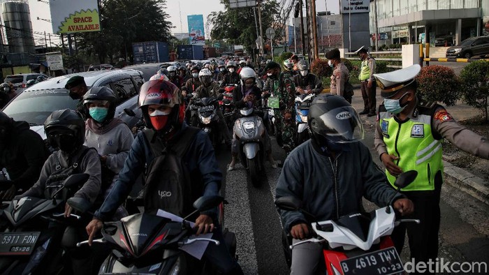 Ramainya kendaraan di Penyekatan Kawasan Bekasi Petugas gabungan memeriksa dokumen pegendara motor dan mobil arah ke Jakarta di Pos Pegendalian Mobilitas PPKM Darurat di kawasan Jalan Medan Satria, Bekasi, Jawa Barat, Jumat (16/7/2021).