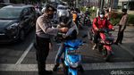 Ramainya kendaraan di Penyekatan Kawasan Bekasi