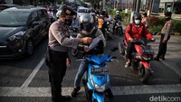 Diketahui Polda Metro Jaya menambah jumlah lokasi penyekatan PPKM Darurat menjadi 100 titik. Kebijakan ini berlaku sejak Kamis, 15 Juli 2021 pukul 06.00. 