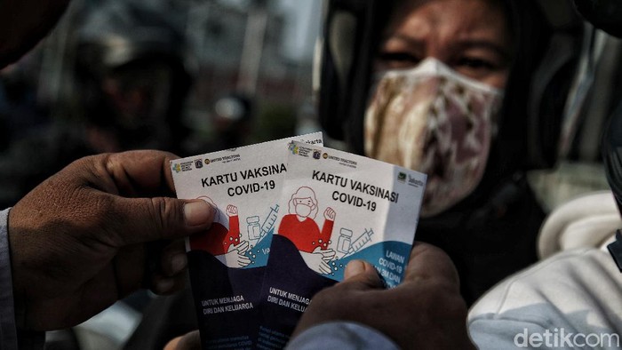 Petugas gabungan memeriksa dokumen pegendara motor dan mobil arah ke Jakarta di Pos Pegendalian Mobilitas  PPKM Darurat di kawasan Jalan Medan Satria, Bekasi, Jawa Barat, Jumat (16/7/2021).