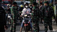 Pemerintah juga akan terus melakukan penyekatan untuk kawasan tertentu. Pradita Utama/detikcom