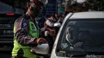Ramainya kendaraan di Penyekatan Kawasan Bekasi