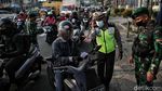 Ramainya kendaraan di Penyekatan Kawasan Bekasi
