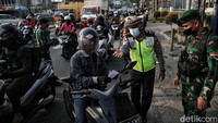 Petugas gabungan memeriksa dokumen pegendara motor dan mobil arah ke Jakarta di Pos Pegendalian Mobilitas  PPKM Darurat di kawasan Jalan Medan Satria, Bekasi, Jawa Barat, Jumat (16/7).  