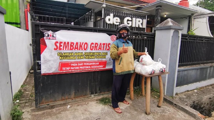 Relawan di Banyuwangi Bagikan Sembako Gratis Untuk  Warga yang Isoman