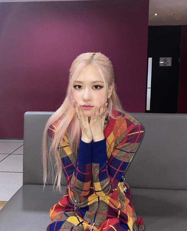 John Mayer secara khusus memberikan varian Roxy Pink (Rosewood) yang mirip dengan warna favorit Rose BLACKPINK, yaitu baby pink. Momen bersejarah ini terjadi dua minggu setelah penampilan Rose BLACKPINK di-notice oleh John Mayer. Foto: dok. Instagram roses_are_rosie