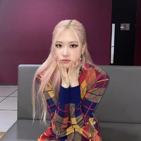 John Mayer secara khusus memberikan varian Roxy Pink (Rosewood) yang mirip dengan warna favorit Rose BLACKPINK, yaitu baby pink. Momen bersejarah ini terjadi dua minggu setelah penampilan Rose BLACKPINK di-notice oleh John Mayer. Foto: dok. Instagram roses_are_rosie