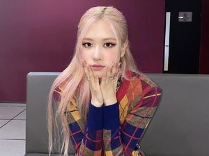 Ekspresi Rose BLACKPINK Terima Kado Gitar dari John Mayer
