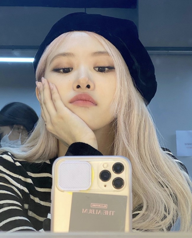 John Mayer juga meng-quote tweet video penampilan Rose yang diunggah akun Twitter BLACKPINK. Ia bahkan memberikan likes setelah terakhir kali menyukai tweet pada 2018. Hal itu membuktikan Rose BLACKPINK berhasil membuat John Mayer terpana. Foto: dok. Instagram roses_are_rosie