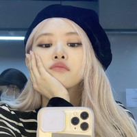 John Mayer juga meng-quote tweet video penampilan Rose yang diunggah akun Twitter BLACKPINK. Ia bahkan memberikan likes setelah terakhir kali menyukai tweet pada 2018. Hal itu membuktikan Rose BLACKPINK berhasil membuat John Mayer terpana. Foto: dok. Instagram roses_are_rosie