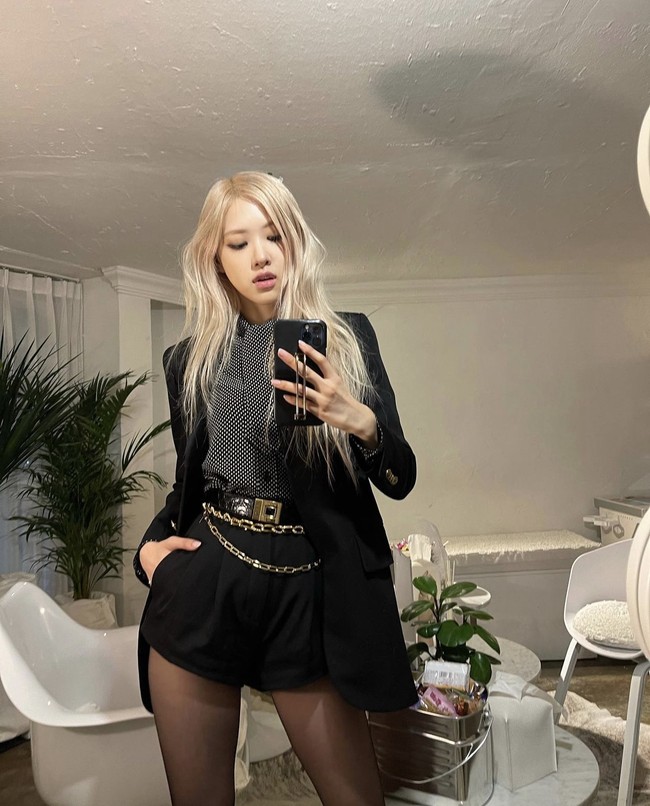 Pada Selasa (29/6/2021), Rose BLACKPINK menjadi salah satu bintang tamu dalam episode pertama ‘Sea of Hope’. Acara tersebut menayangkan beberapa idol KPop menampilkan pertunjukan lagu, di antaranya Onew SHINee dan Suhyun dari duo AKMU. Foto: dok. Instagram roses_are_rosie