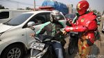 Saat Para Superhero Turun ke Jalan Bagikan Makanan di Bekasi