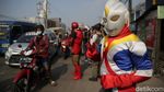 Saat Para Superhero Turun ke Jalan Bagikan Makanan di Bekasi