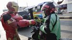 Saat Para Superhero Turun ke Jalan Bagikan Makanan di Bekasi
