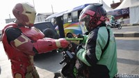 Selain berbagi makanan, para superhero bersama petugas kepolisian juga turut membagikan masker sebagai upaya pencegahan penyebaran virus Corona.