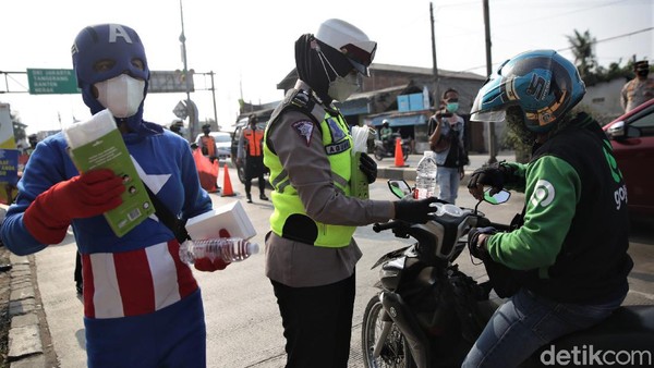 Saat Para Superhero Turun ke Jalan Bagikan Makanan di Bekasi