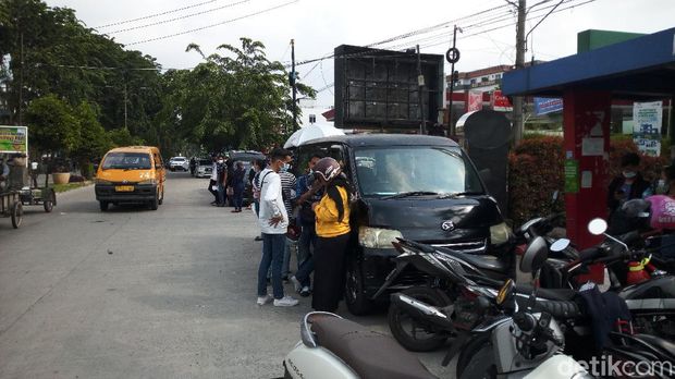 Sejumlah tukang servis HP serta juga para pedagang HP membuka lapak di pinggir jalanan Medan saat PPKM Darurat karena mal yang jadi lapak usaha ditutup. (Datuk Haris/detikcom)