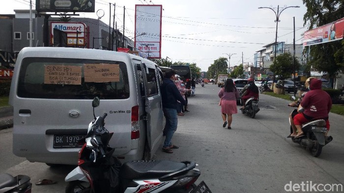 Sejumlah tukang servis HP serta juga para pedagang HP membuka lapak di pinggir jalanan Medan saat PPKM Darurat karena mal yang jadi lapak usaha ditutup. (Datuk Haris/detikcom)