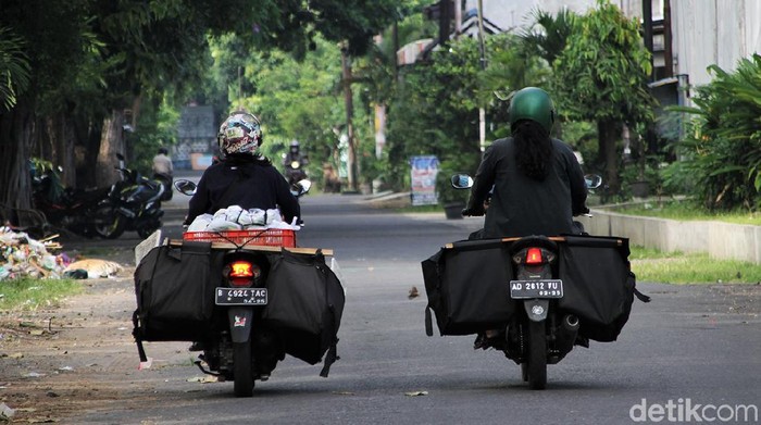 Pemberlakuan PPKM Darurat berdampak bagi banyak pihak. Pedagang sayur online di Solo pun tergerak untuk membantu sesama lewat sayuran. Ini potretnya.