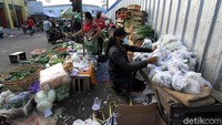 Pedagang sayur online, Tiad dan Reza serta beberapa kawannya mendonasikan keuntungannya dari berjualan sayur untuk warga yang membutuhkan di kawasan Pasar Legi, Solo, Jawa Tengah, Jumat (16/7/2021).