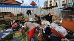 Semangat Pedagang Sayur di Solo Berbagi Sayuran Saat PPKM Darurat