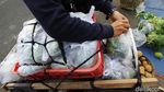 Semangat Pedagang Sayur di Solo Berbagi Sayuran Saat PPKM Darurat