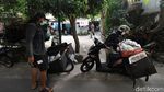 Semangat Pedagang Sayur di Solo Berbagi Sayuran Saat PPKM Darurat