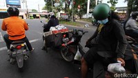 Mereka mendatangi sendiri warga yang diisolasi dengan cara memantau di media sosial atau berdasarkan informasi dari teman dan lingkungan sekitar.