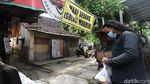 Semangat Pedagang Sayur di Solo Berbagi Sayuran Saat PPKM Darurat