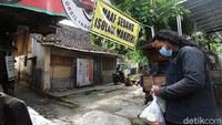 Diketahui, bantuan tersebut tak hanya diberikan kepada warga yang tengah melakukan isolasi mandiri di rumah tetapi turut diberikan kepada orang-orang lain yang juga membutuhkan. 