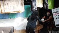 Hari ini para pemuda tersebut menyiapkan 50 kantong plastik berisi sayuran untuk dibagikan.
