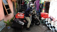 Sayuran tersebut diangkut dengan menggunakan motor. Mereka pun berkeliling untuk membagikan sayuran itu kepada para warga yang tengah melakukan isolasi mandiri di rumah maupun warga lain yang juga membutuhkan dan terdampak PPKM Darurat. 