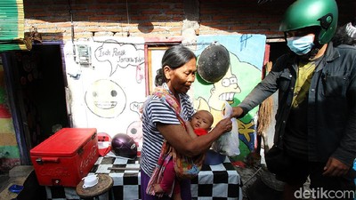 Semangat Pedagang Sayur di Solo Berbagi Sayuran Saat PPKM Darurat