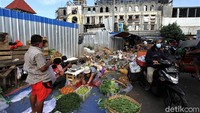 Pemberlakuan PPKM Darurat berdampak bagi banyak pihak. Pedagang sayur online di Solo pun tergerak untuk membantu sesama lewat sayuran. 