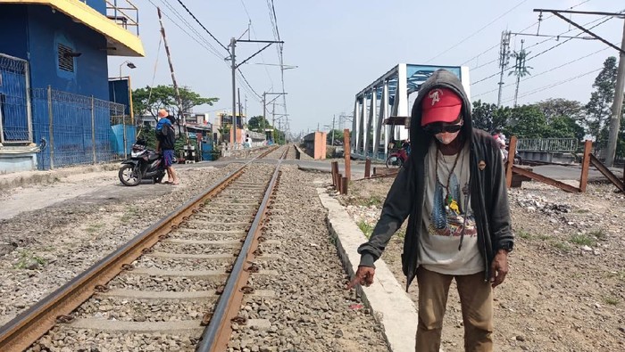 Seorang pria pemotor tewas tertabrak KRL setelah menerobos perlintasan di Jembatan Gantung, Jakarta Barat, Jumat (16/7/2021)
