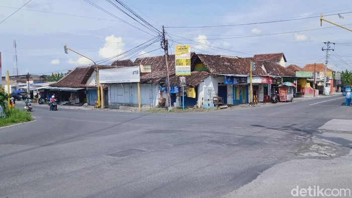 Simpang empat Pasar Totogan, Kecamatan Ngawen ditutup untuk truk sore hari