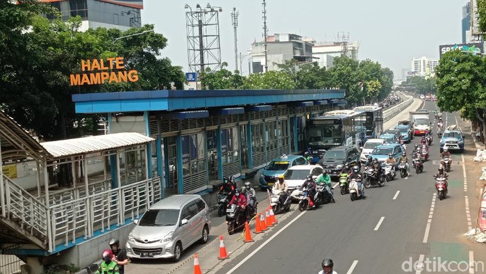 Suasana di Sekitar Penyekatan PPKM Darurat di Mampang