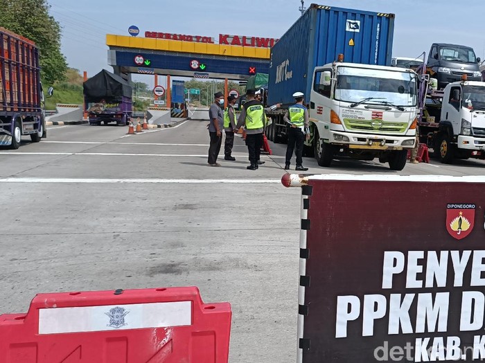 Suasana Exit Tol Kaliwungu, Kendal, Jumat (16/7/2021).