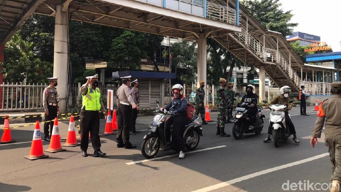 Suasana penyekatan di Mampang Prapatan, Jaksel, saat diberlakukan PPKM darurat (Nur Aziza/detikcom)