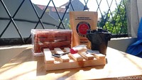 Di balik bentuknya yang unik, cookies ini juga punya rasa enak. Warna coklat kemerahan pada cookies berasal dari cokelat, sementara semennya adalah butter cream yang ditambah pewarna charcoal. Foto: detikFood/Devi S. Lestari