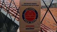 Bosan ngemil cookies biasa? Kamu bisa coba makan batu bata dan semen. Eits tapi bukan batu bata yang dijual di toko bahan bangunan ya. Batu bata dan semen racikan Susah Waras ini bisa dimakan, rasanya manis renyah dan bikin ketagihan. Foto: detikFood/Devi S. Lestari