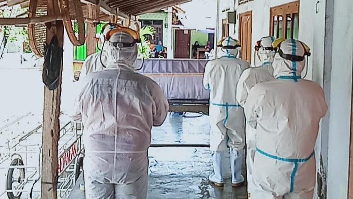 Tim Satgas Desa Prawatan saat memulasarkan jenazah alm Joko