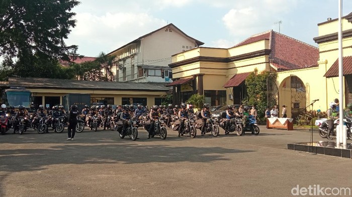 TNI dan Polisi di Bandung bersiap membagikan bantuan ke warga yang terdampak PPKm Darurat